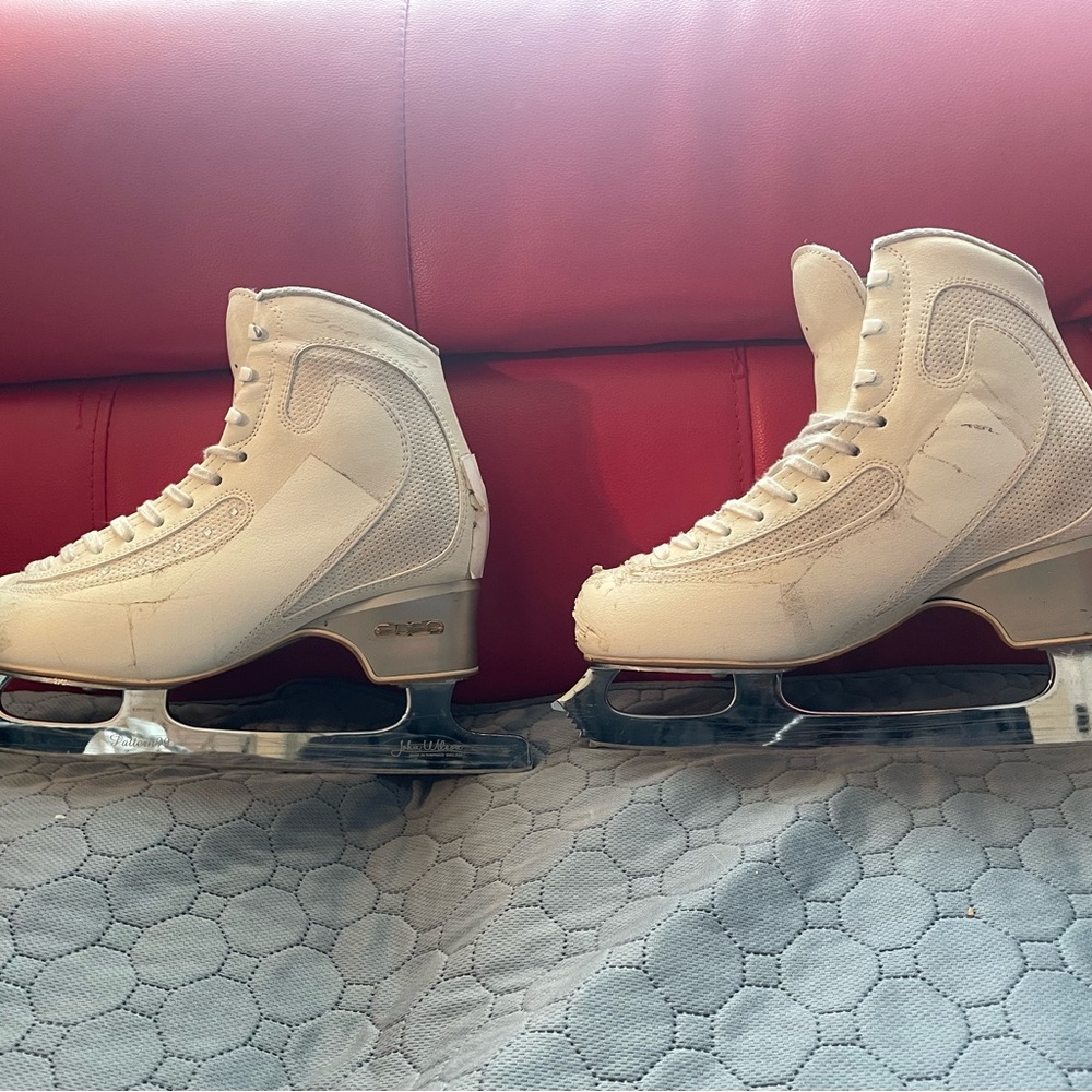 Edea Ice Fly size 245B with Pattern 99 blades